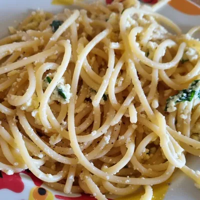 Pasta cû riquagghiu: la carbonara siciliana senza carne