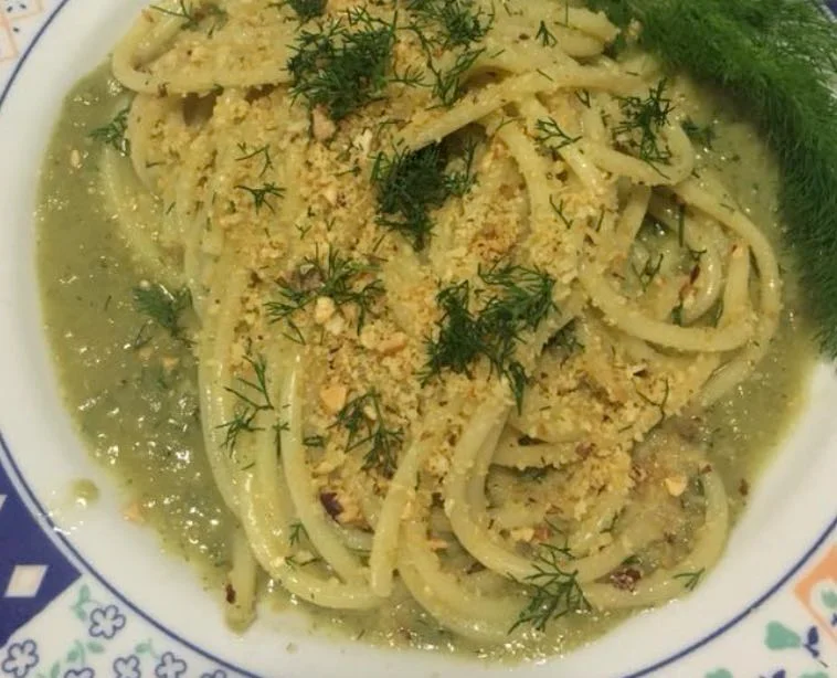 Piatto di pasta dû malu tempu con finocchietto selvatico e pangrattato tostato