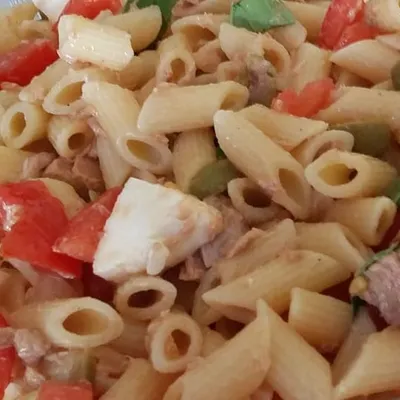 Pasta fredda con tonno, pomodorini e tuma: Un trionfo estivo di sapori siciliani