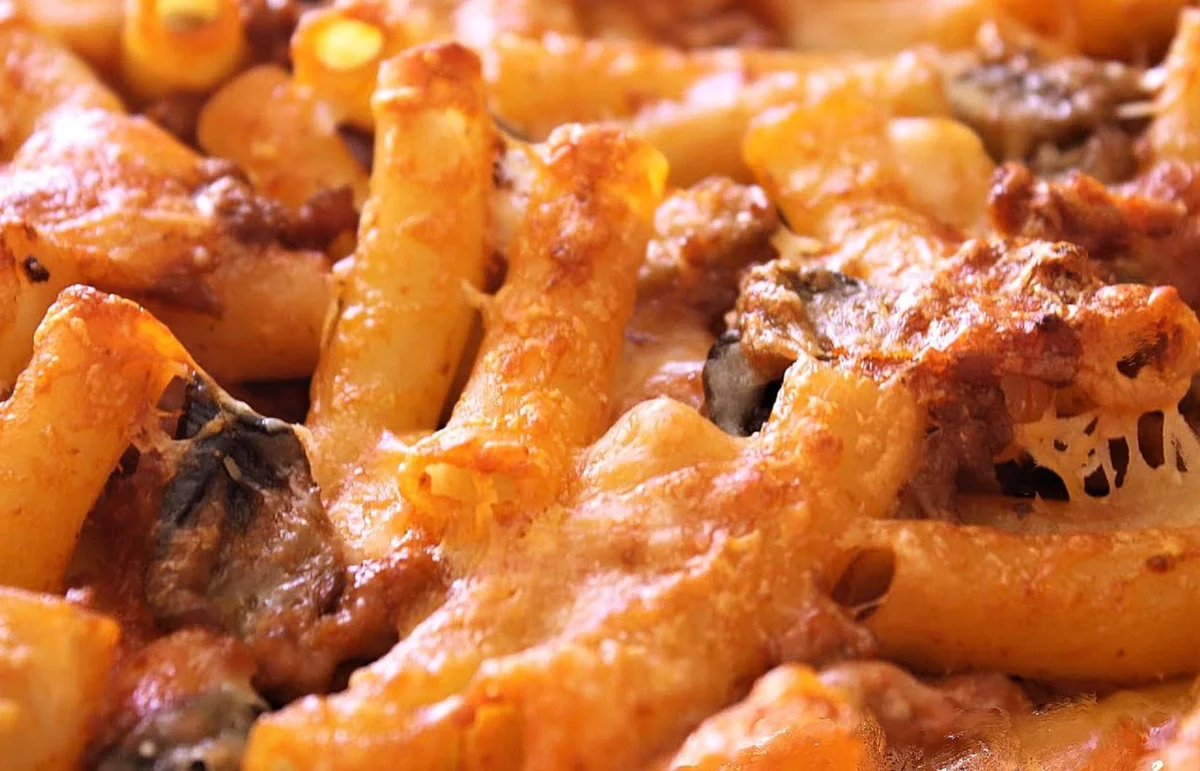 Pasta ‘ncasciata siciliana al forno con melanzane, ragù e formaggio fuso