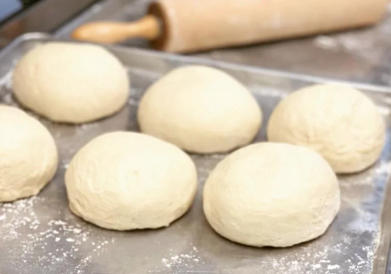 Impasto per focacce siciliane pronto per la lievitazione