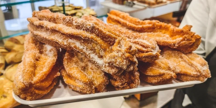 Pasta siringata di Barrafranca dorata e cosparsa di miele su piatto da dessert