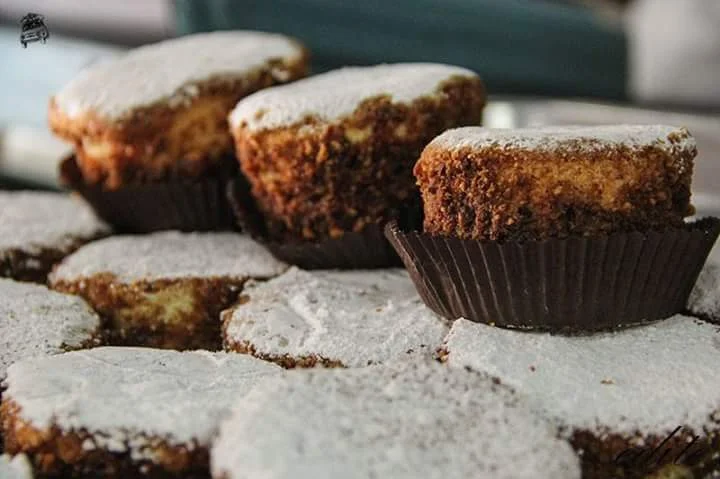Paste Elena siciliane con ricotta, miele e mandorle su piatto di ceramica