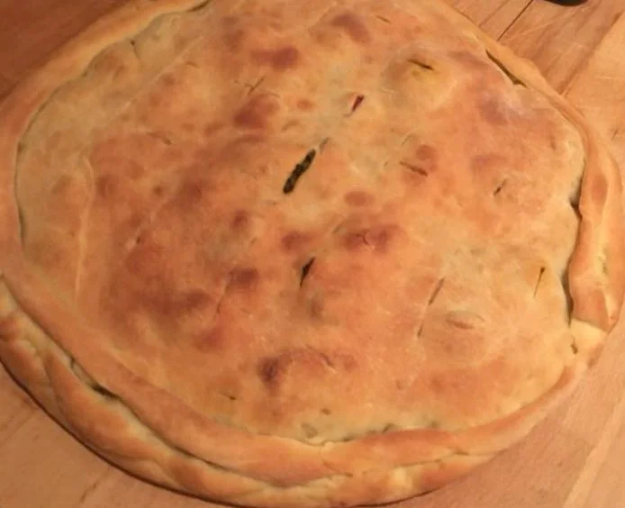 Pastizzu di Natale con le anguille appena sfornato, dorato e fragrante