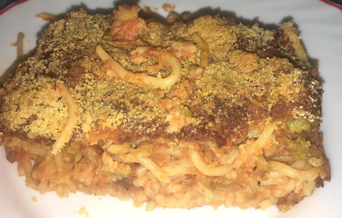 Pastizzu scupertu di Scicli servito in pirofila con cavolfiore e formaggio fuso