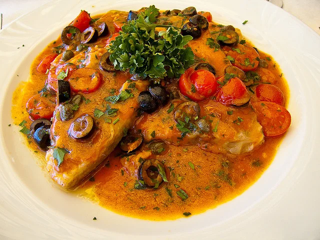 Pesce spada al forno con salsa di olive