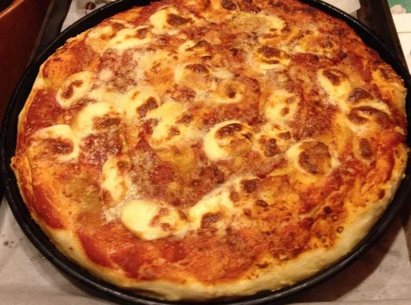 Pizza agrigentina con pomodori e caciocavallo su base dorata