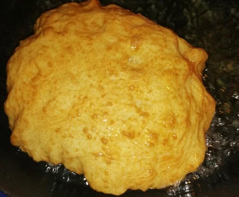 Pizze fritte ennesi dorate e croccanti con cuore filante di formaggio e olive su piatto di ceramica siciliana