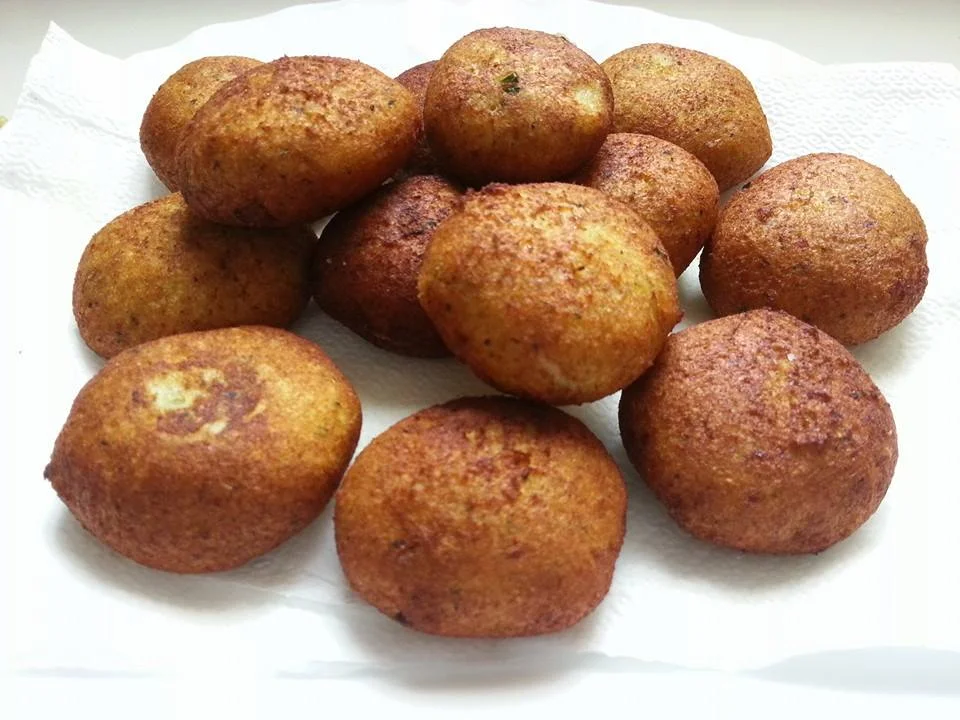 Polpette di patate dorate e croccanti servite su piatto in ceramica siciliana