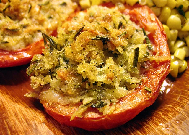 Pomodori ripieni alla siciliana: Un antipasto saporito che celebra la tradizione mediterranea