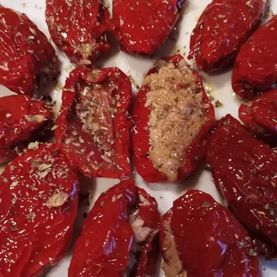 Pomodori secchi ripieni, un antipasto siciliano irresistibile