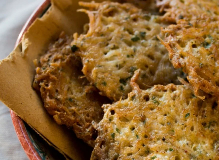 Puppetti di muccu dorati serviti con limone e prezzemolo su piatto di ceramica siciliana