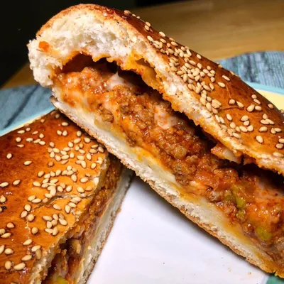 Ravazzate palermitane: il rustico siciliano ripieno di ragù e piselli