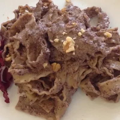 Reginette al pesto di radicchio e noci: gusto e semplicità siciliana