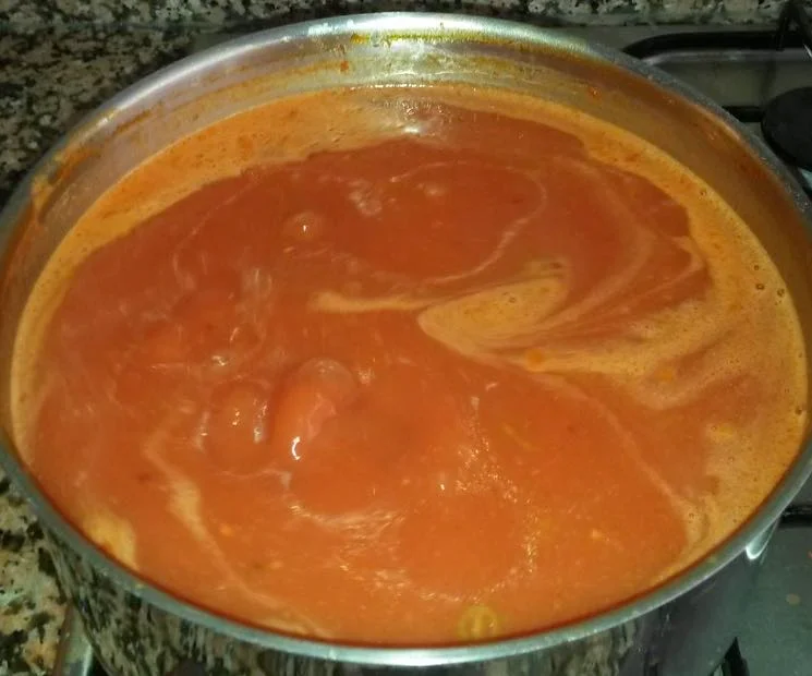Salsa di pomodoro alla catanese in tegame di terracotta con basilico fresco