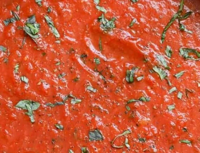 Salsa di pomodoro alla palermitana con basilico fresco
