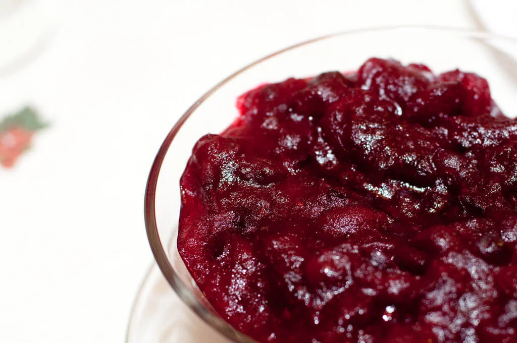 Salsa in agrodolce alla siciliana servita in ciotola di ceramica