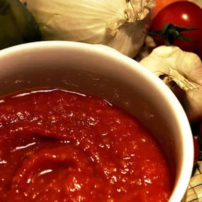 Salsa in agrodolce con le mandorle: il condimento siciliano dal gusto equilibrato