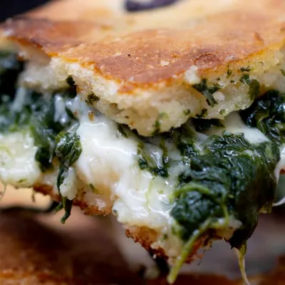 Schiacciata nissena con tuma e spinaci: Un tripudio di sapori siciliani