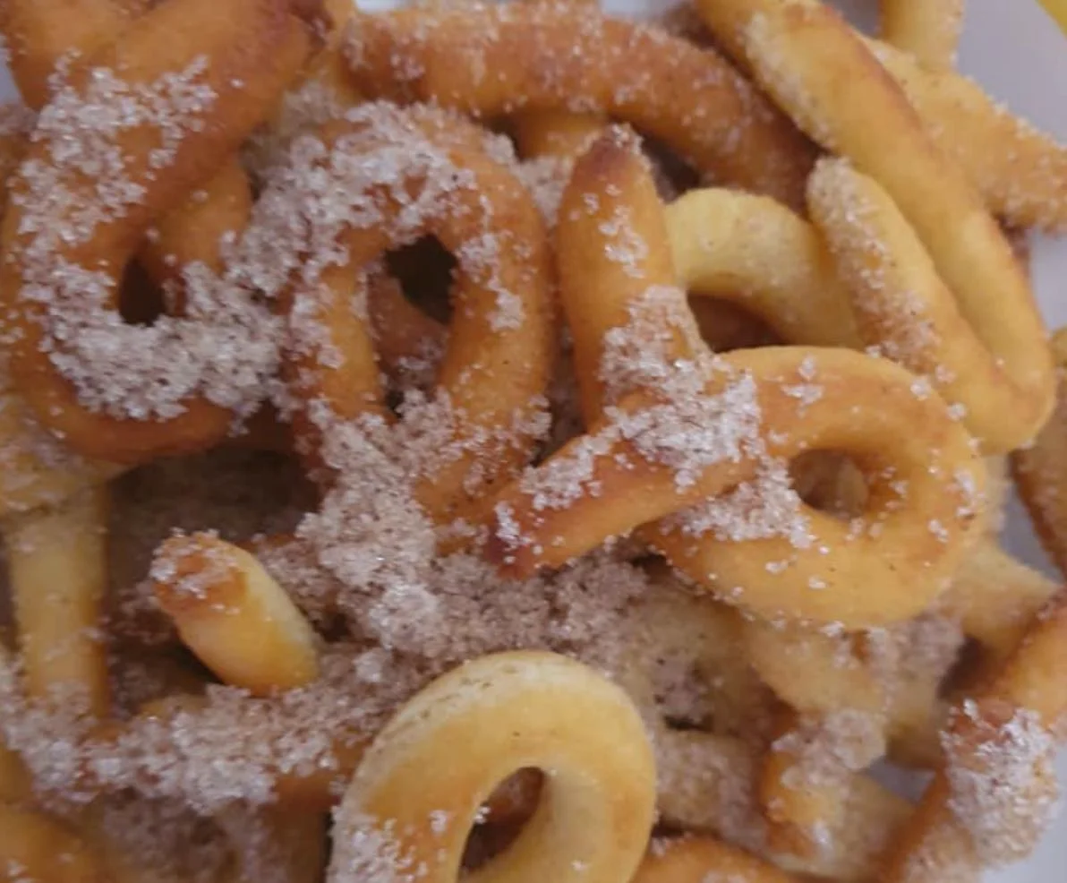 Sfince di prescia di Montelepre dorate spolverate di zucchero e cannella