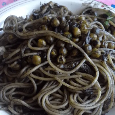 Spaghetti col nero di seppia alla siciliana: Un viaggio nei sapori del mare