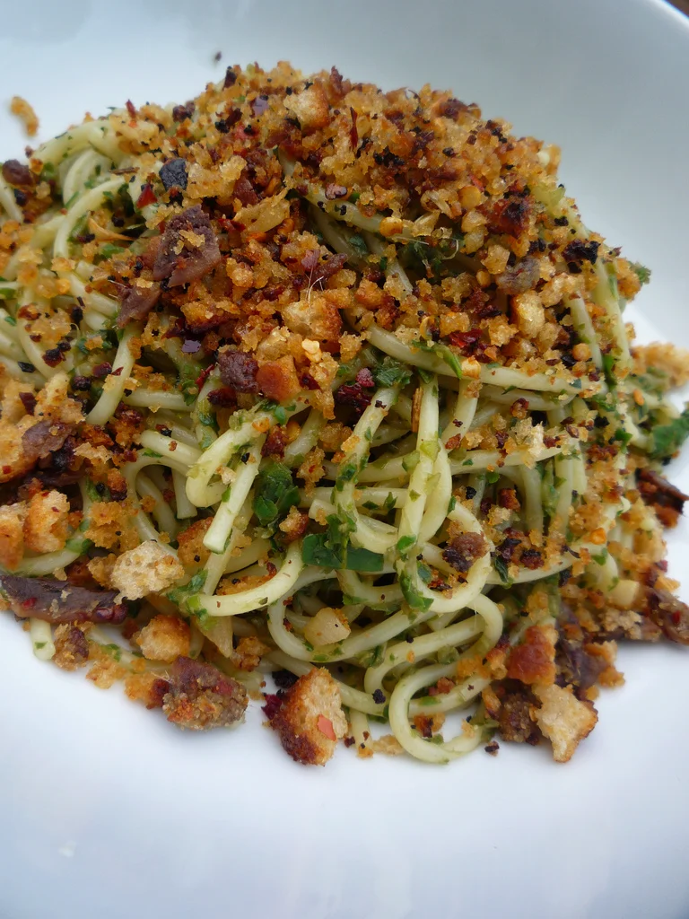 Spaghetti con acciughe e mollica abbrustolita