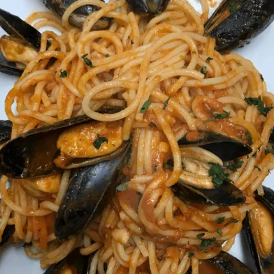 Spaghetti con le cozze alla siciliana, un tuffo nei sapori del mare
