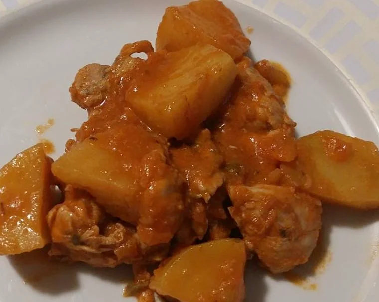 Spezzatino di pollo alla siciliana con patate e salsa di pomodoro