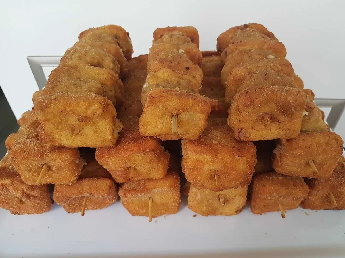 Spiedini fritti palermitani dorati con pane, formaggio e carne