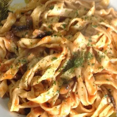Tagliatelle ai funghi: un primo piatto invernale profumato e gustoso