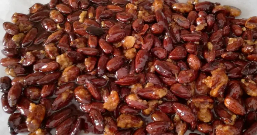 Torrone di mandorle siciliano croccante servito su piatto di ceramica decorata