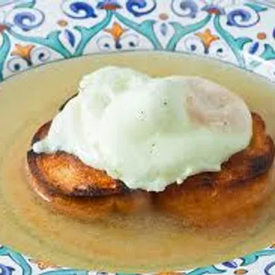 Uova affogate e prosciutto, un gustoso piacere siciliano