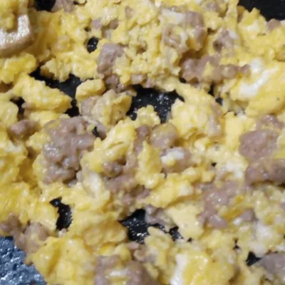 Uova con salsiccia alla siciliana, un brunch saporito e veloce