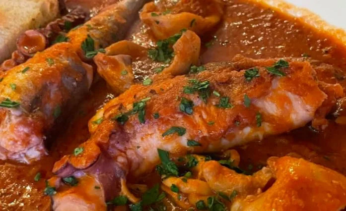 Zuppa di pesce siracusana servita in piatto di ceramica siciliana